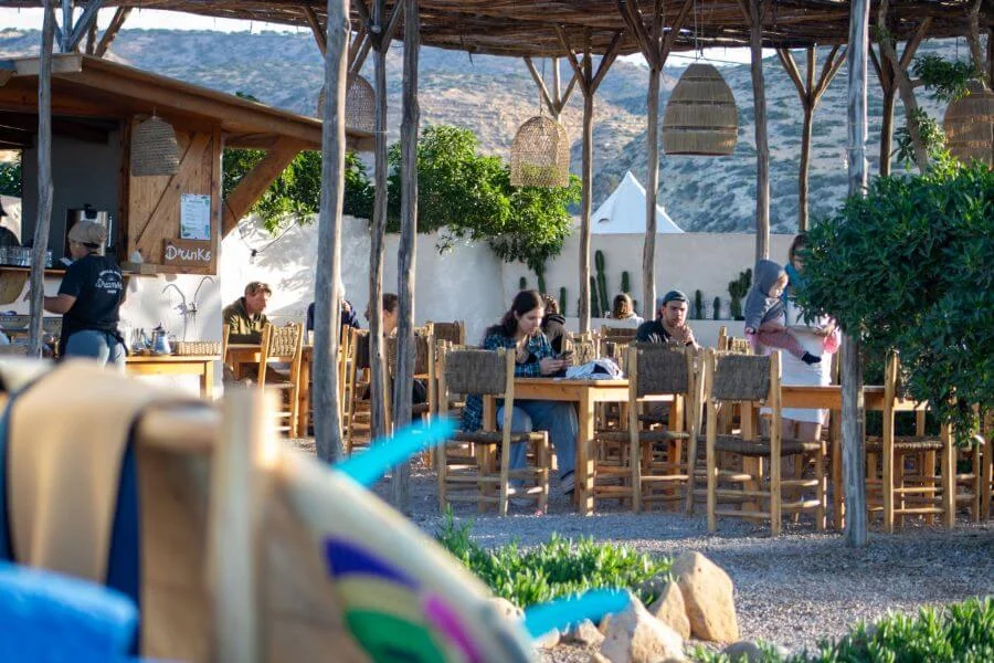 Der Outdoor Essensbereich vom Dreamsea Surf Camp in Marokko 
