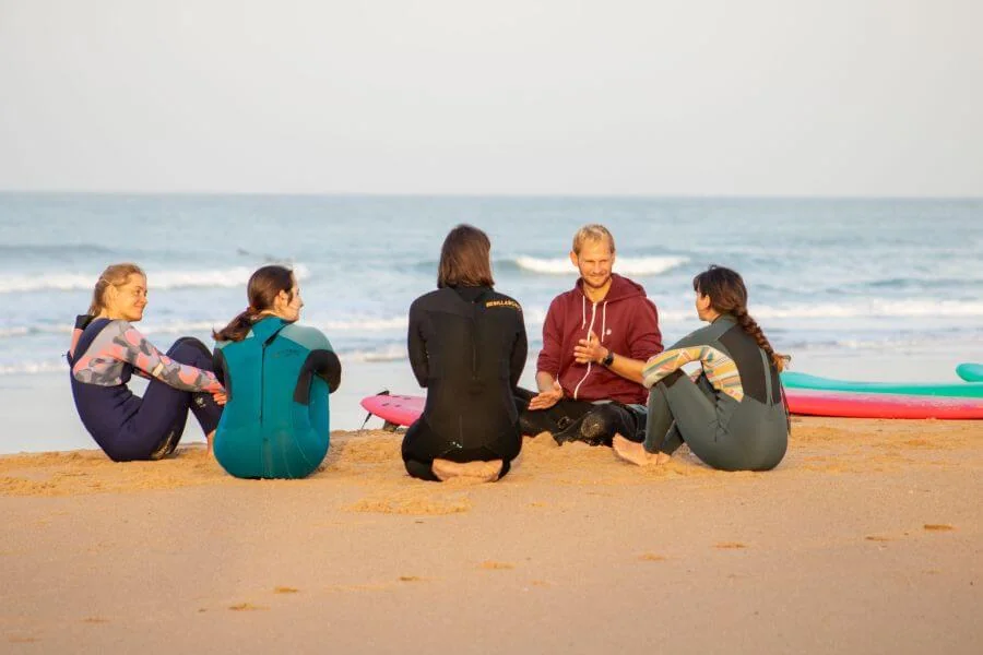 Der holländische Surflehrer Wibi leitet den Intermediate-Surfkurs im A-Frame Surfcamp