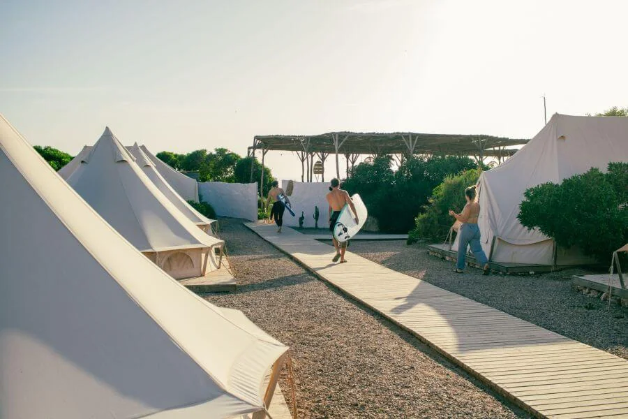 In den Glamping-Zelten von Dreamsea schläfst du umgeben von beeindruckender Natur