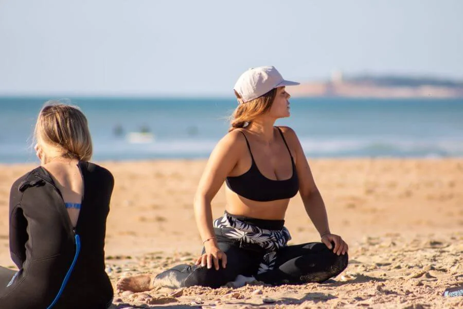 Die Österreichiche Surflehrerinnen Ali beim Warmmachen im Anfänger Surfkurs am Strand von El Palmar Andalusien