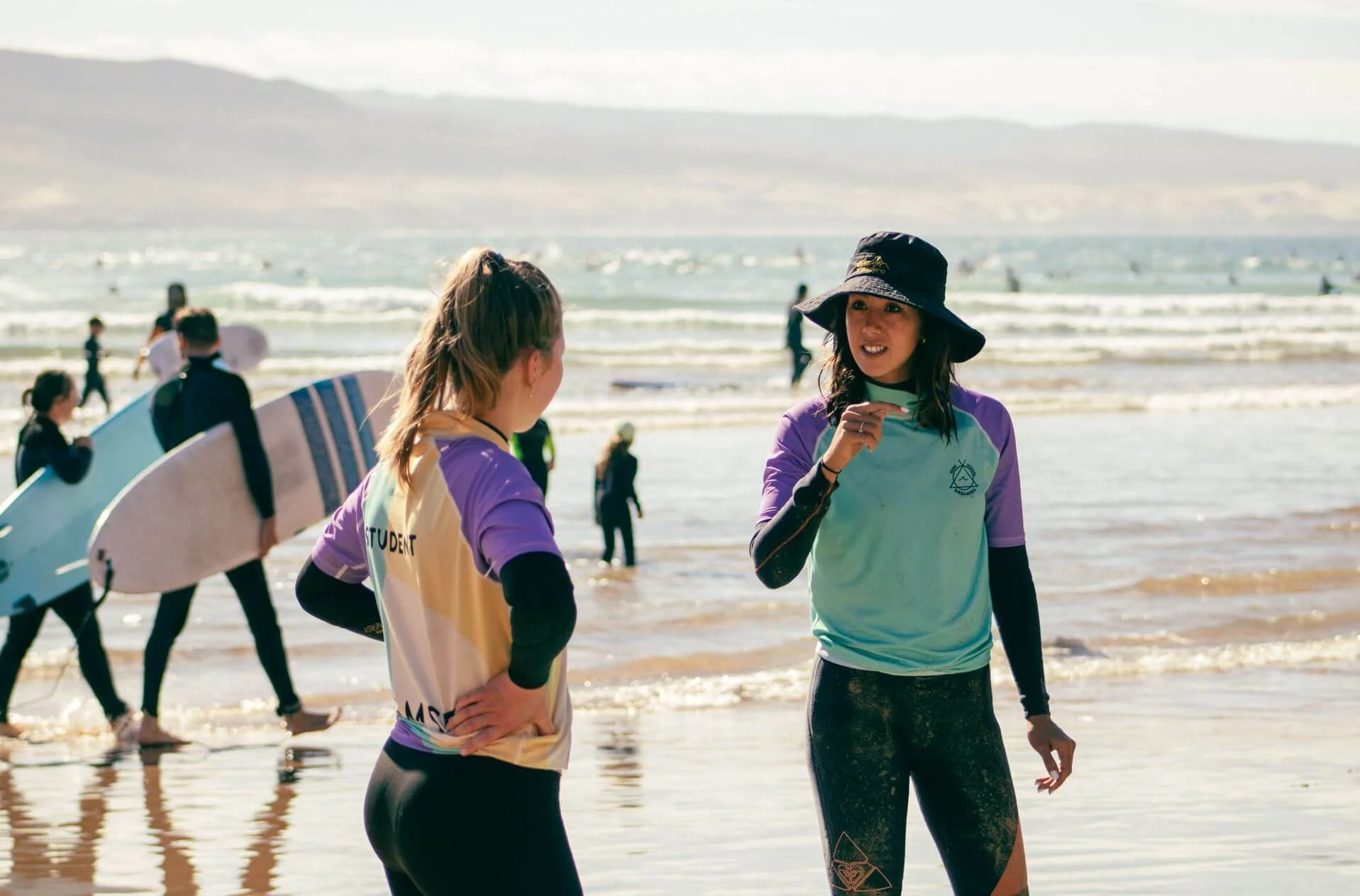 Dreamsea Surflehrerin Nassima gibt ein Feedback zur Technik im Surfkurs an der Magic Bay in Imsouane