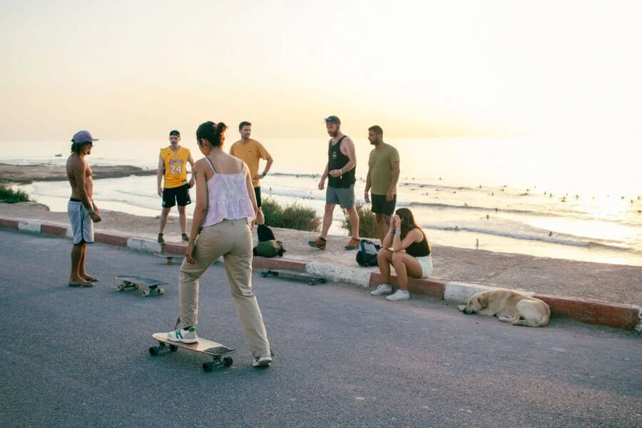 Dreamsea Surfskate Workshop mit den Surfcoaches Karim und Nassima in Imsouane Marokko