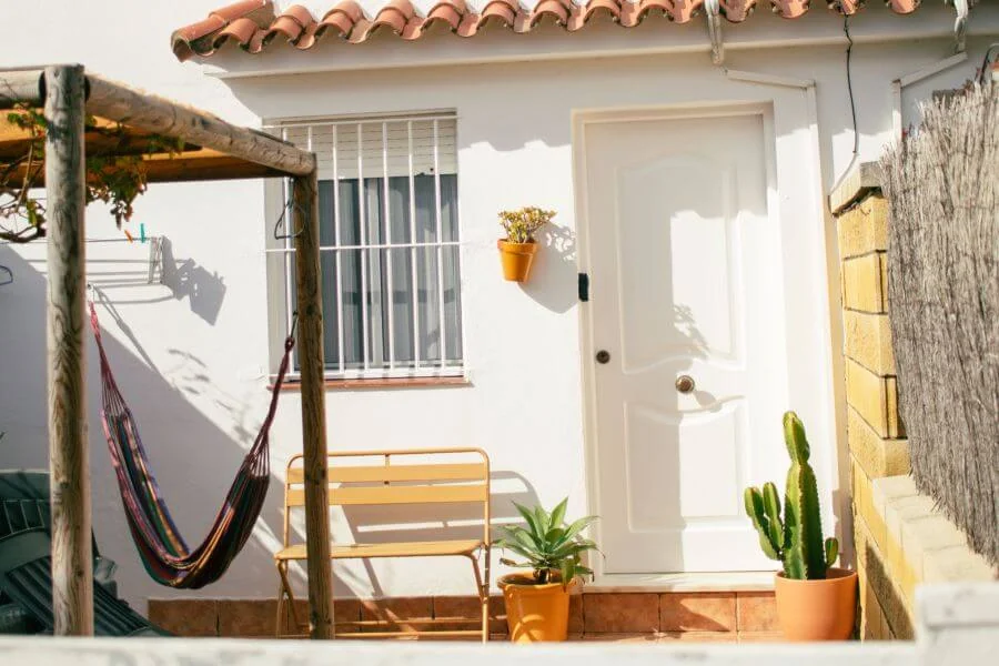 Estefania-Bungalow im A-Frame Surfcamp Spanien mit eigenem Bad, Küche, Waschmaschine und kleinem Garten