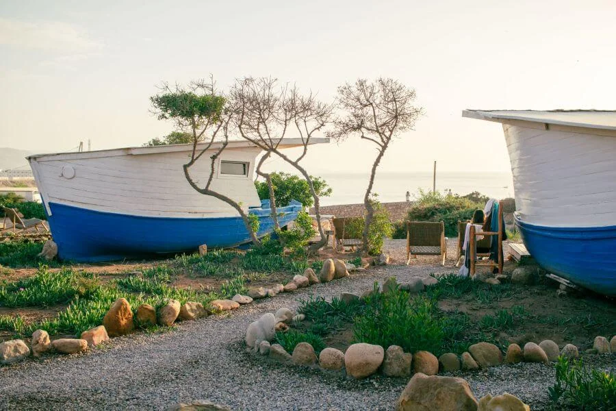 Fischerboote als Unterkünfte im Dreamsea Marokko Surfcamp auf dem Campingplatz von Imsouane.