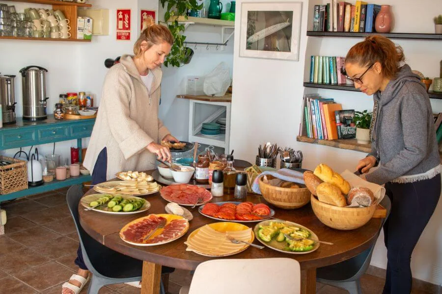 Frühstücksbuffet im A-Frame Surfcamp Spanien