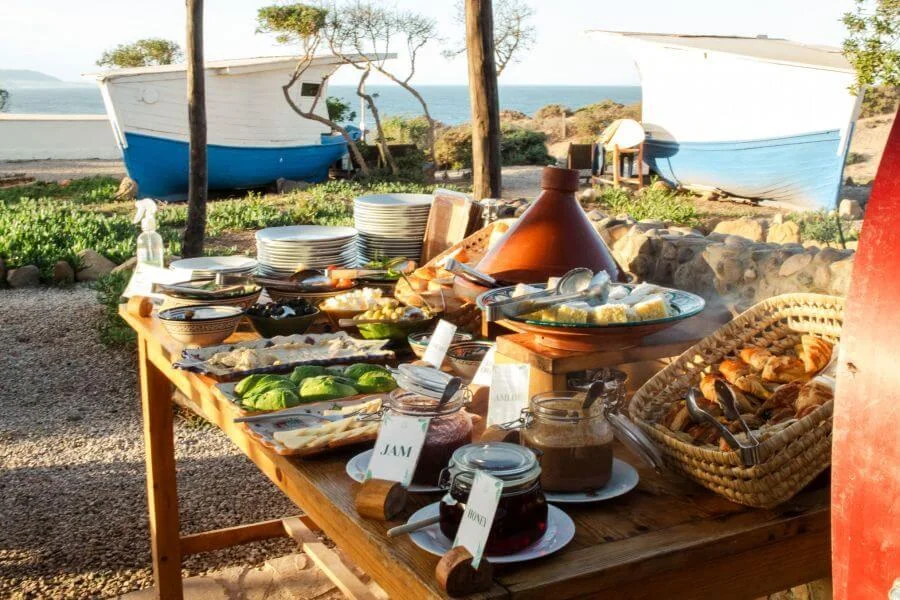 Frühstückssbuffet mit Blick aufs Meer im Dreamsea Surfcamp Marokko im Surferort Imsouane