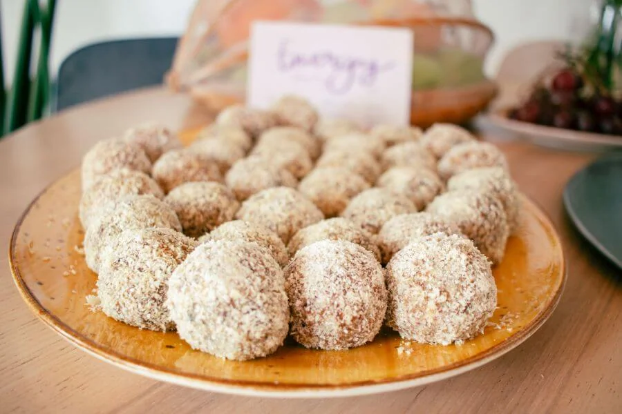 Hausgemachte Energy-Balls als Nachtisch zum Lunch im A-Frame Surfcamp El Palmar