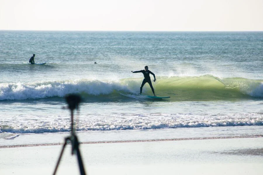Im Intermediate Surfkurs vom A-Frame Surfcamp Spanien surft Kursteilnehmer Andi eine schöne grüne Welle