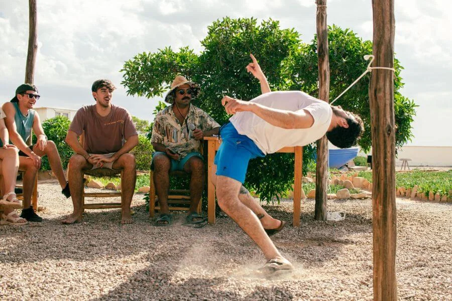 Wettbewerb im Limbo Tanzen im Dreamsea Surfcamp Marokko