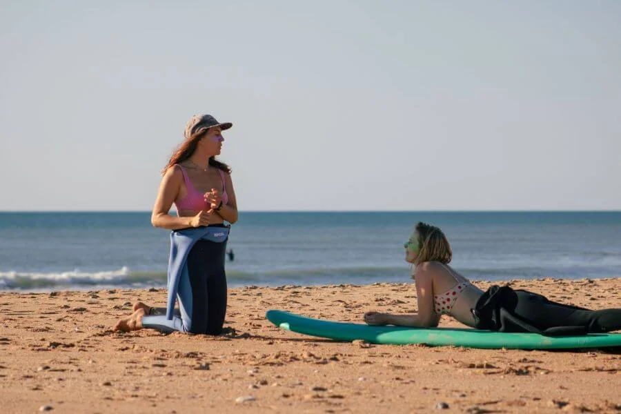 Surflehrerin Mecha im 1 to 1 Coaching im Anfängerkurs