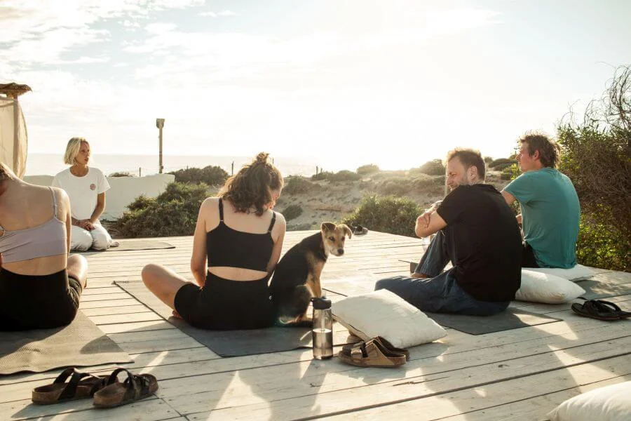 Yoga mit Hund auf dem Dreamsea Yogadeck in Imsouane