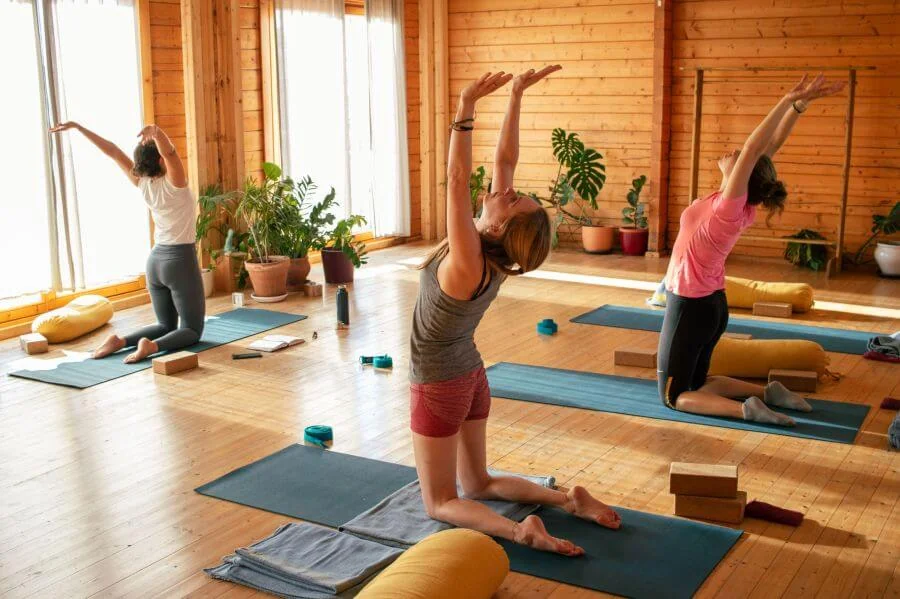 Yoga mit Susana im Yogahaus vom A-Frame Surfcamp Spanien