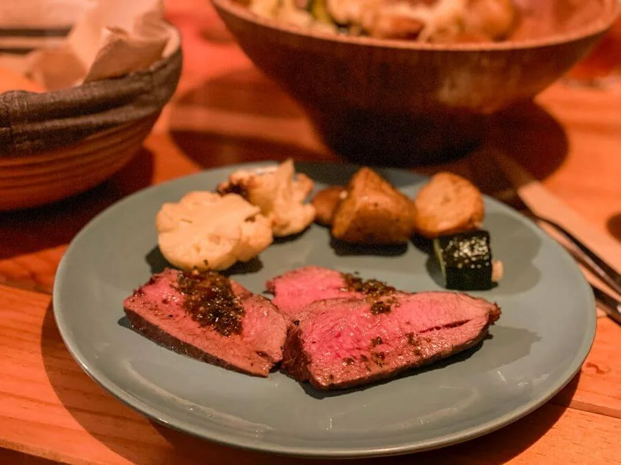 Zartes andalusisches Rinderfilet als Dinner im A-Frame Surfcamp