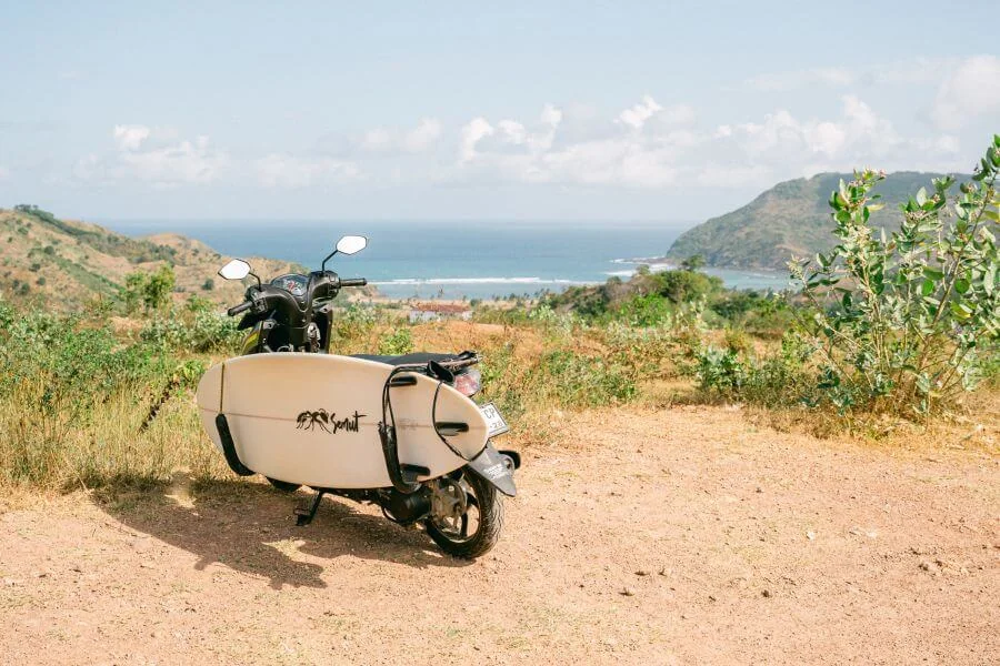 Die Anreise nach Lombok von Bali aus ist auch mit Fähre und Roller möglich