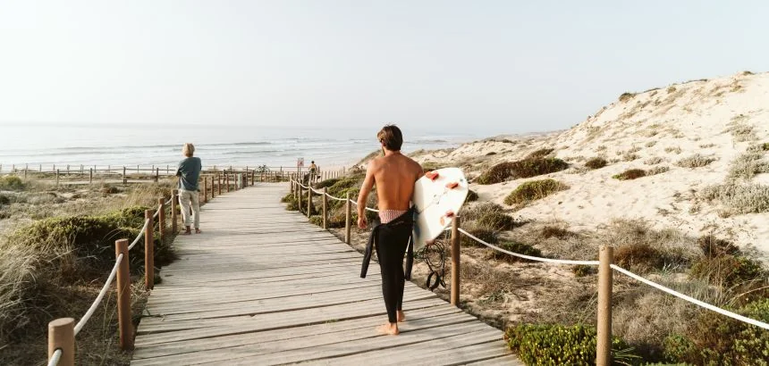Surfer am Strand neben dem Dreamsea Surfcamp Alentejo in Portugal