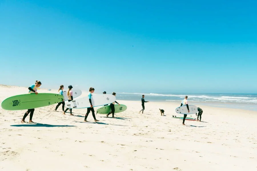 Surfkurs vom Dreamsea Surfcamp Portugal Centro am menschenleeren Surfstrand Praia da Tocha