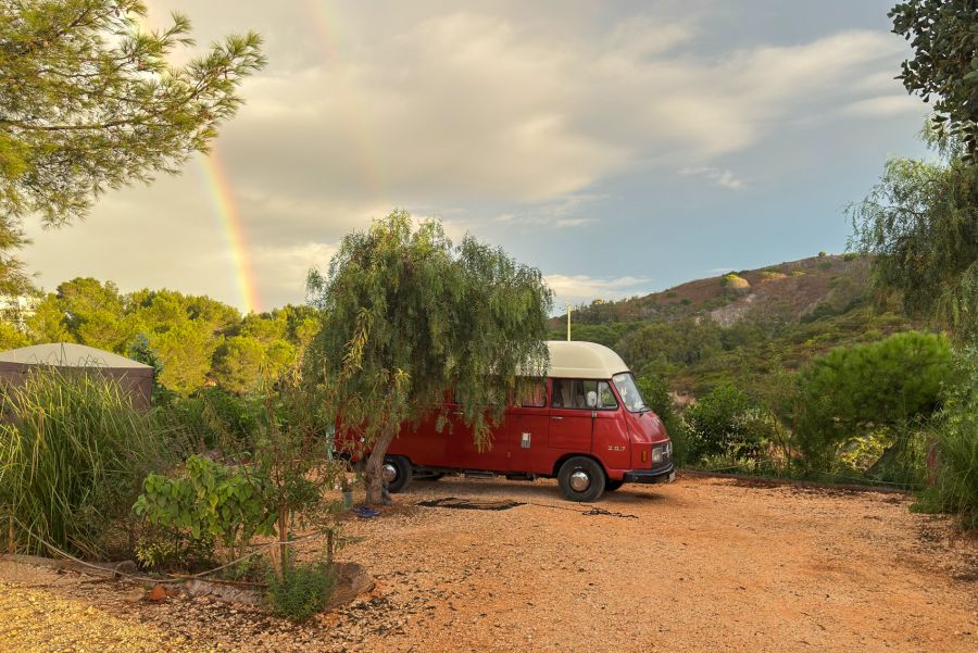 Campervan unter Regenbogen im Salema Eco Camp in der Algarve
