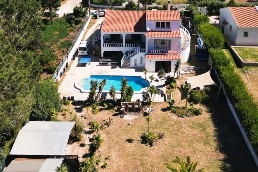 Surfhaus vom Mission To Surf Surfcamp algarve mit Garten und Pool 