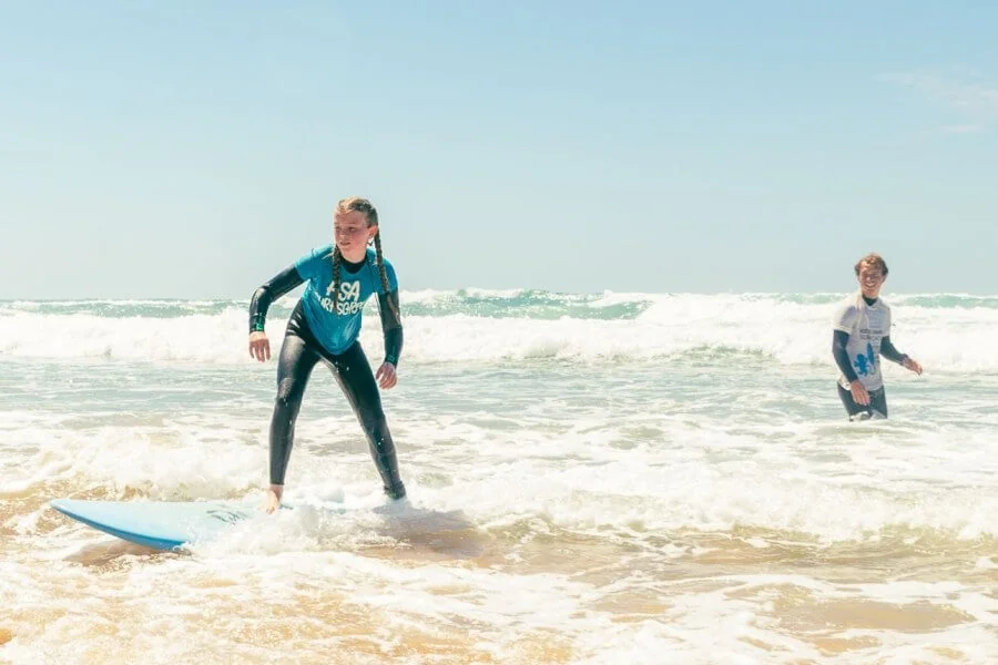 Mädchen auf einem Surfboard im Familien Surfkurs vom TSE- The Surf Experience Surfcamp Algarve.