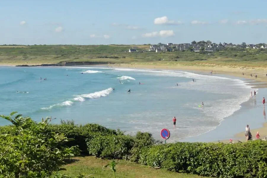 Surfspot Goulien in einer Bucht auf der Crozon-Halbinsel ist idel für Anfänger im Surfen