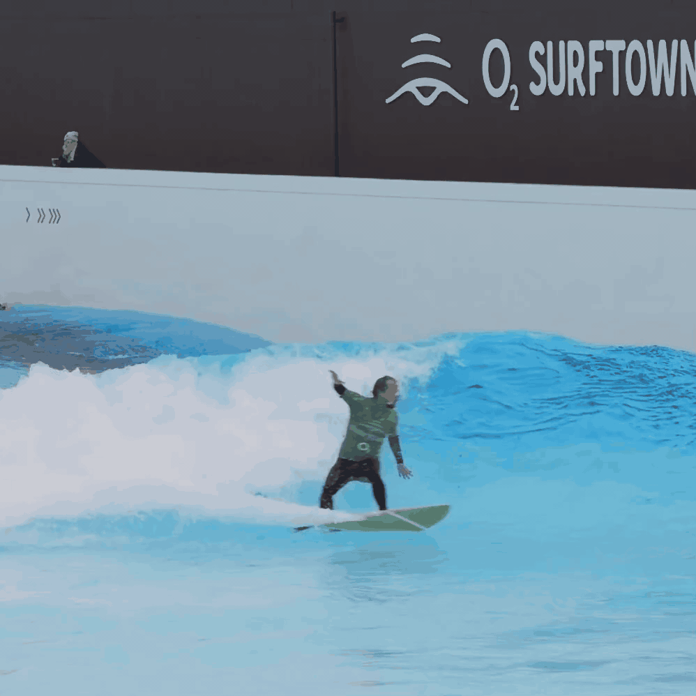 Der Surfnomade surft eine Welle im A Frame Modus im Surfpark der O2 Surftown Muc in München.