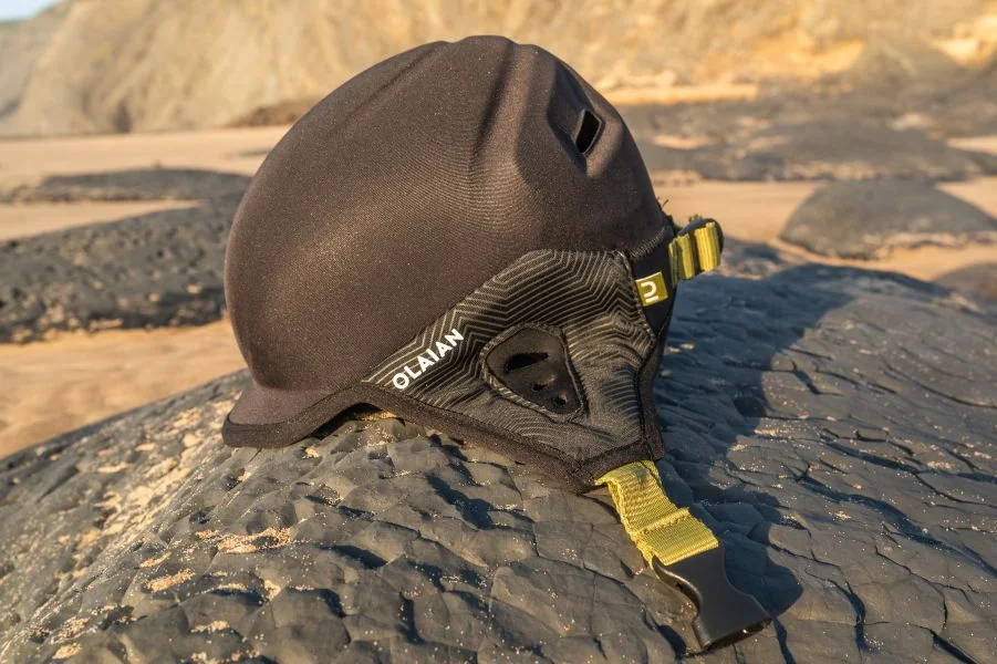 Decathlon Surf Helm auf einem Felsen am Strand an der Algarve in Portugal
