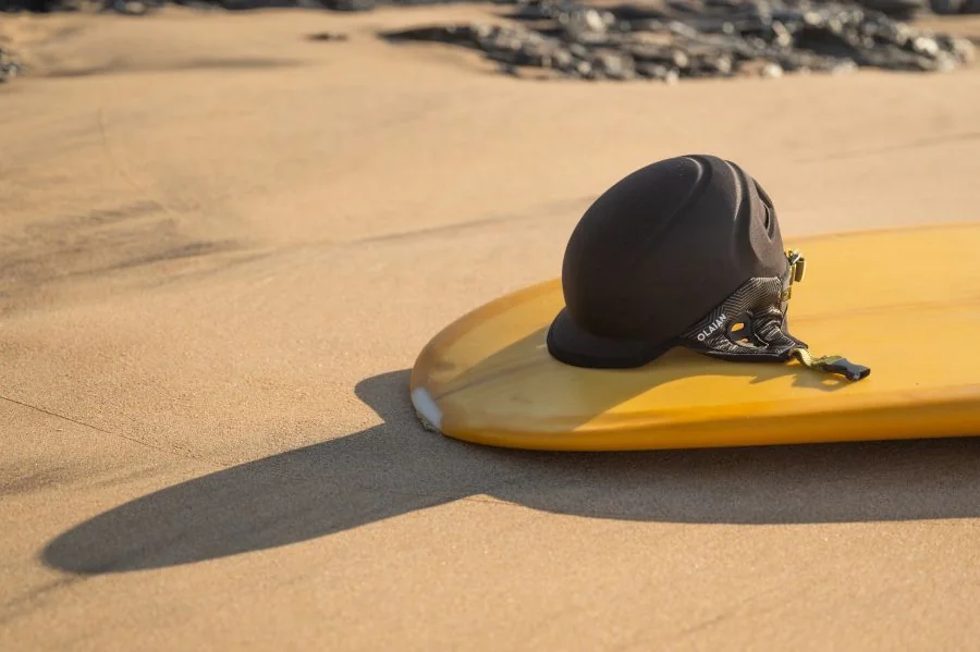 Decathlon Surf Helm am Strand