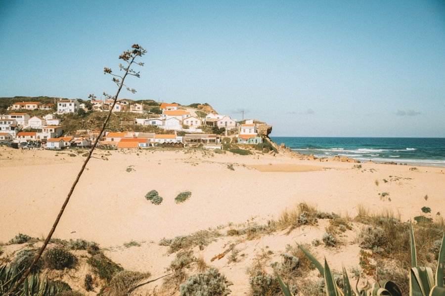 menschenleerer Surfstrand von Monte Clérigo an der West-Algarve