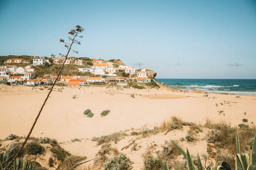 menschenleerer Surfstrand von Monte Clérigo an der West-Algarve