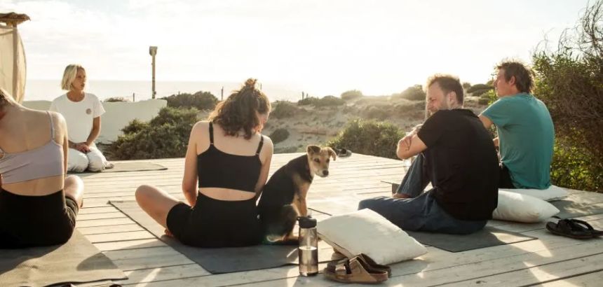 Yoga mit Hund am Meer im Dreamsea Surfcamp Marokko in Imsouane