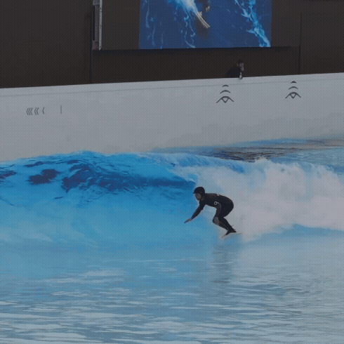 Der Surfnomade surft den Expert Right A-Frame Modus in der Surftown MUC in München