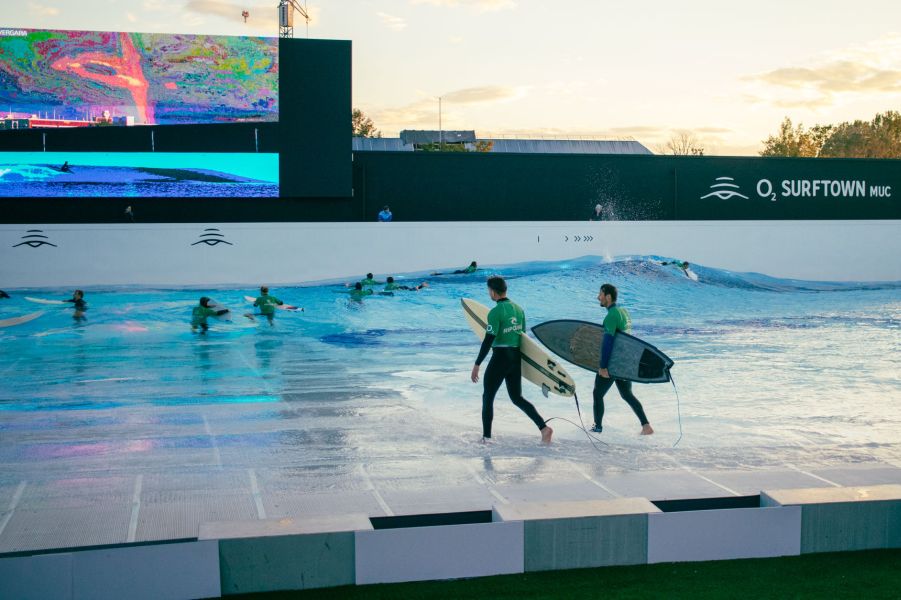 Flatscreen über dem Wavepool in der O2 Surftown MUC