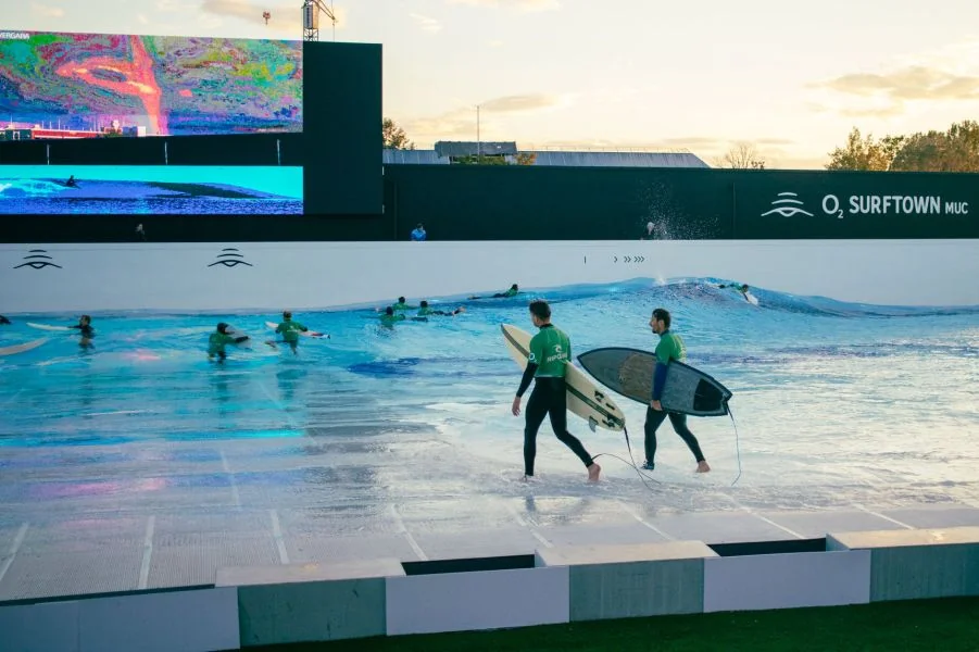 Flatscreen über dem Wavepool in der O2 Surftown MUC