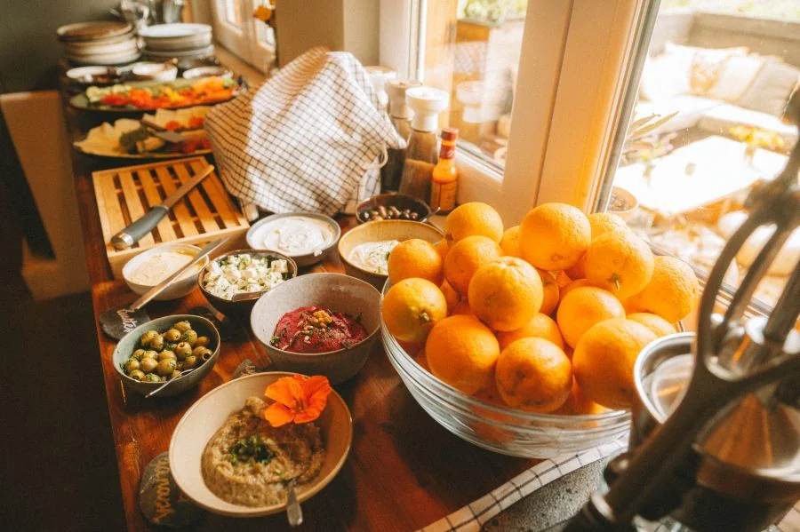 Frühstücks-Buffet mit Orangen im Surf Spirit Portugal