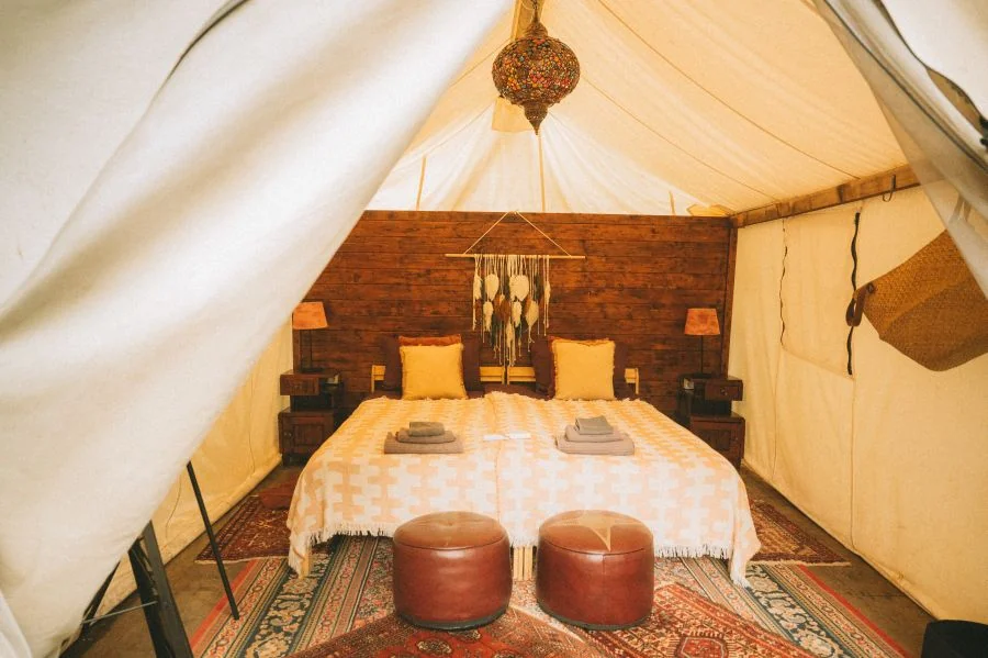 Gemütliches Glamping-Zelt mit Doppelbett im Surf Spirit Portugal