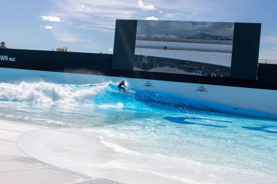 Surfer im Pointbreak Modus der O2 Surftown MUC, in dem die Welle über 180 Meter durch den gesamten Wavepool läuft 