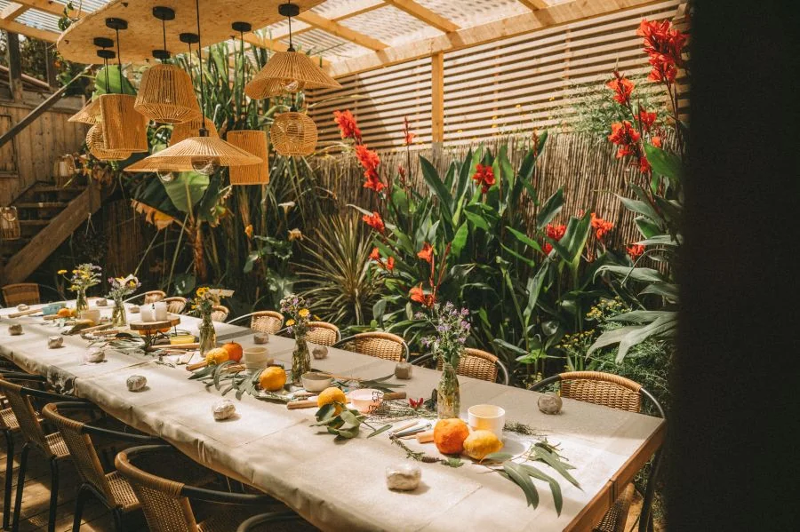 Liebevolle Tischdeko mit Früchten und Blumen