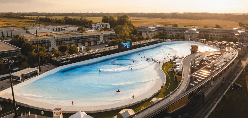 Der Surfpark O2 Surftown MUC in München mit Surfern und Wellen von oben