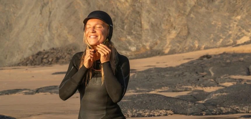 Surfnomade Autorin Sarah testet den Decathlon Surf Helm beim Surfen in der Algarve