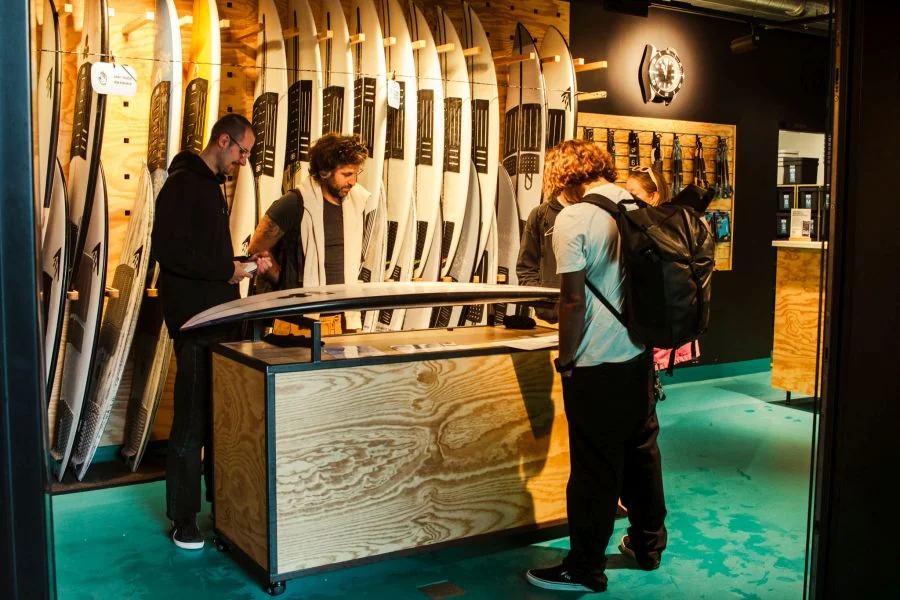 Surfer im Surfboard Rental der O2 Surftown MUC