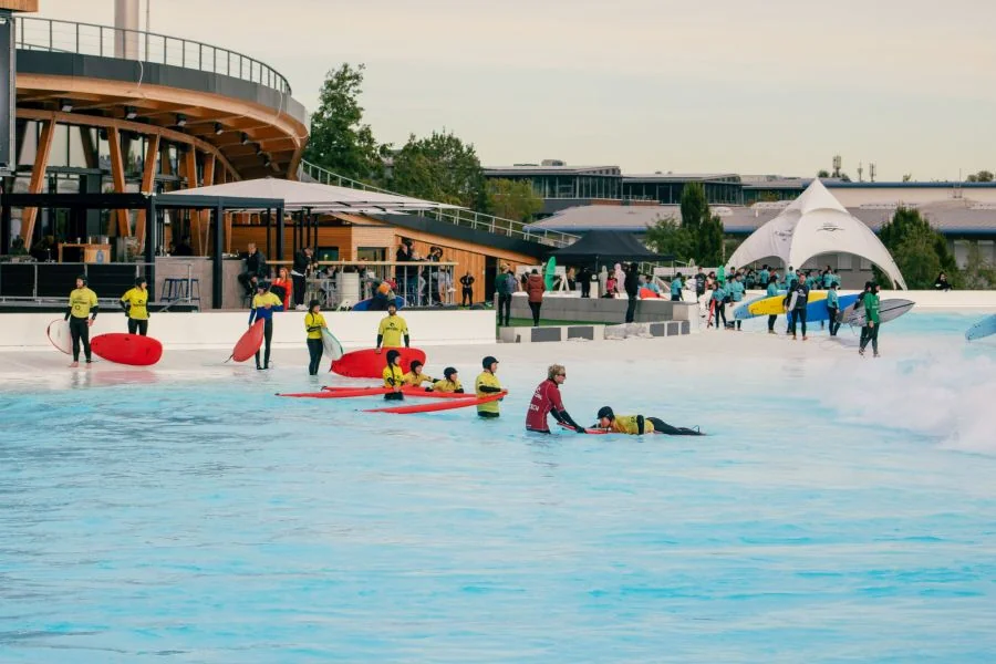 Surf -Anfänger warten in der Schlange beim First Timer Surfkurs der O2 Surftown MUC in München