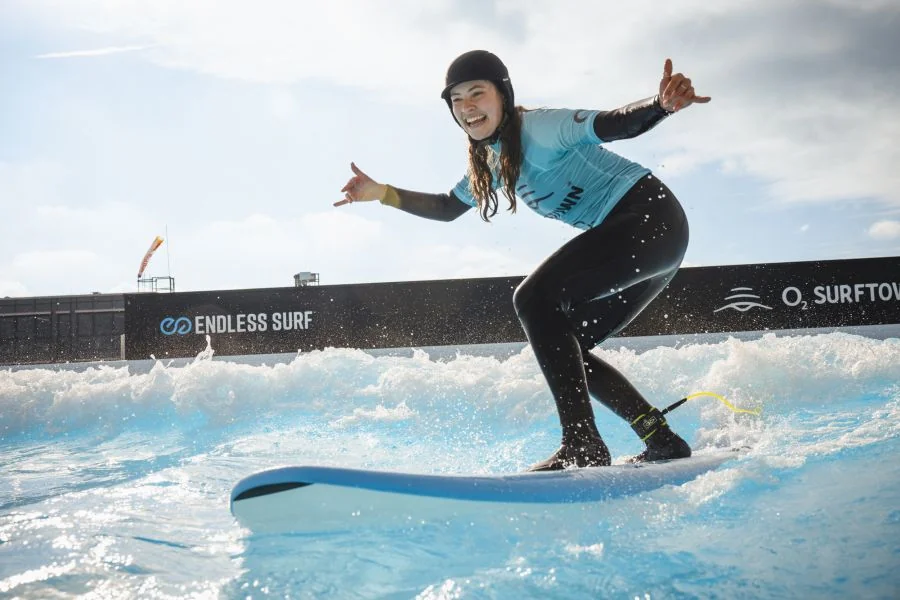 Glückliche Surferin im Anfänger Surfkurs der O2 Surftown MUC in München ©Surftown