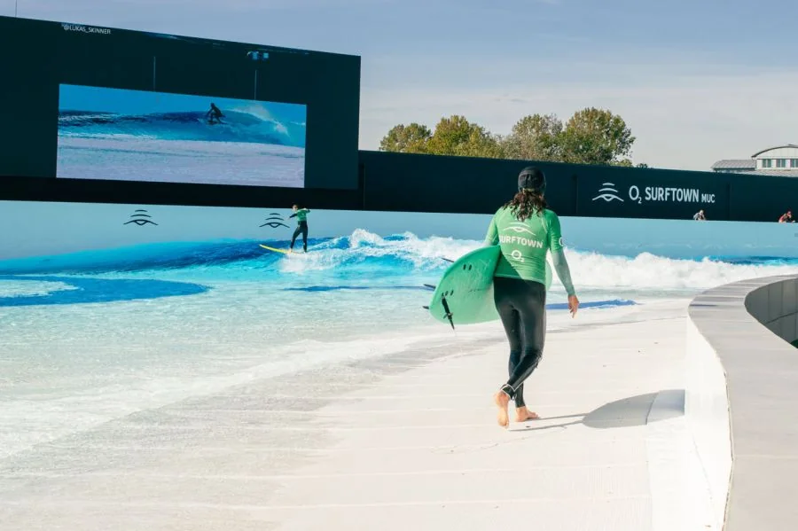 Surfen und Zurücklaufen am Beckenrand vom Surfpark München