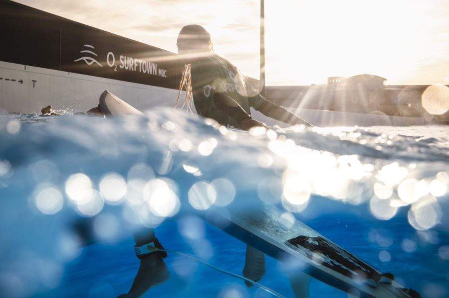 Surfer mit Booties im Wavepool München