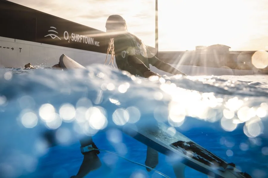 Surfer mit Booties im Wavepool München
