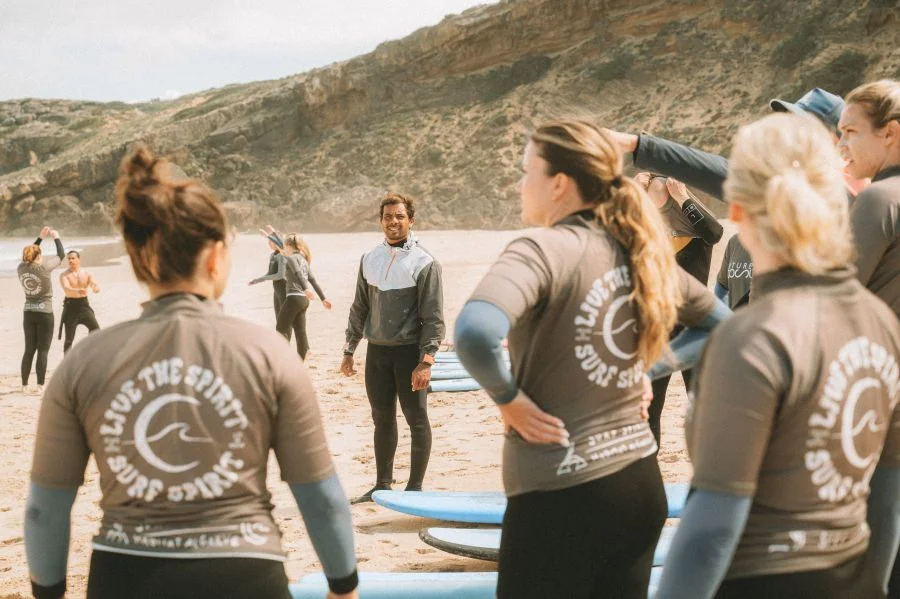 Surfkurs-Gruppe und Surfcoach von Surf Spirit Portugal am Praia de Monte Clérigo