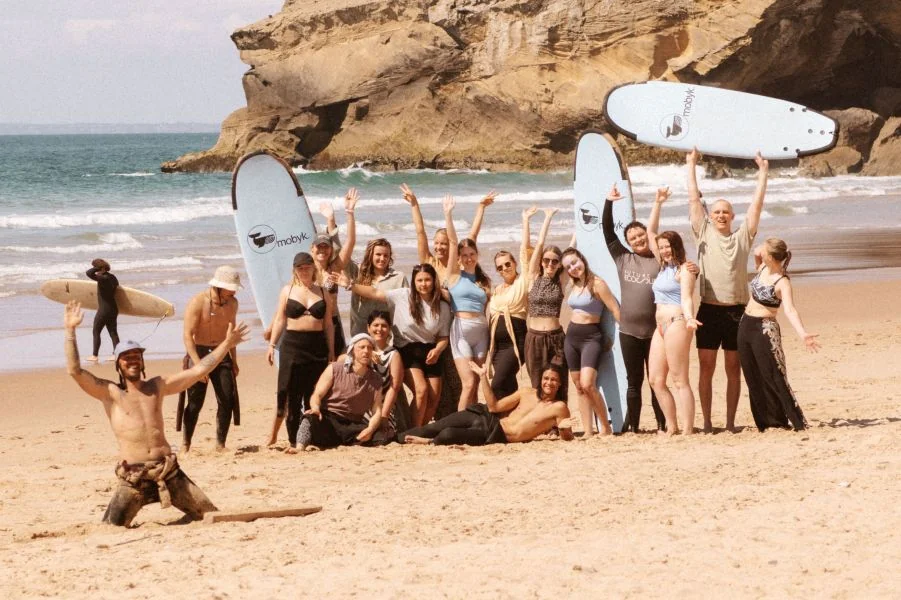 Surfkurs-Gruppe am Starnd der Algarve in Portugal