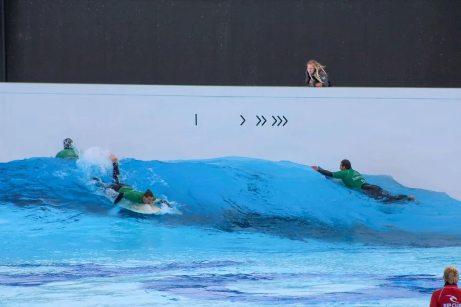 Surfer in der Take Off Zone und Channel im Surfpark München