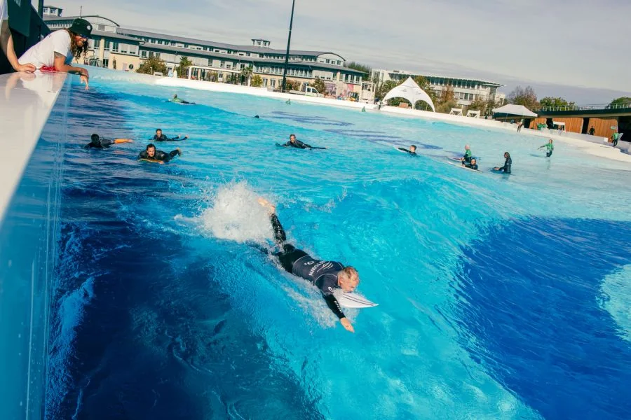 Take Off Zone mit Surfcoach am Beckenrand in der O2 Surftown MUC in München