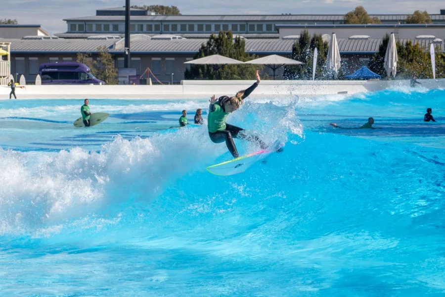 Surferin Valeska Schneider beim Training für die Deutsche Meisterschaft 2024 in der O2 Surftown MUC in München